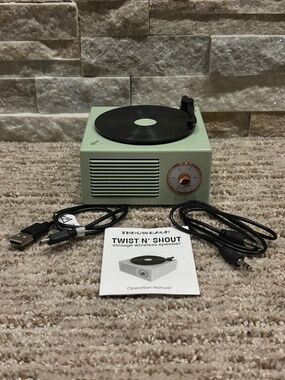 Throwback TWIST N’ SHOUT Vintage Wireless Speaker - Mint Green